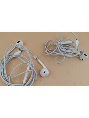 Apple Lightning Wired Earbuds with Mic Volume Control Lot of 2
